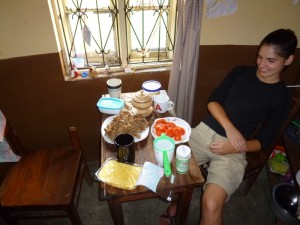 Das erste Frühstück in Rukararwe. Das von mir importierte Brot hat ein paar Transportschäden.