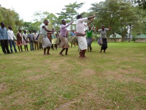 Ein Auftritt des Jugendchors von Rukararwe. Hier: Ein traditioneller Tanz und es geht wohl um Kühe und andere Tiere.