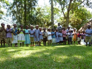 Der Kindergarten von Rukararwe hat einiges aus seinem Repertoire vorgetragen. Ich fands auch irgendwie etwas befremdlich, dass sie hier extra zur Belustigung der Touristen was singen sollen, aber für die Kinder ist es ja auch Abwechslung, weil nur alle paar Monate Touristen da sind. Sie hatten auch ihren Spaß und am Ende gab es Luftballons für alle. Einer der Touristen hat auf der Querflöte den Ententanz gespielt, den die Kinder offensichtlich kannten, denn auf einmal fingen sie an mit den Armen zu wackeln :)