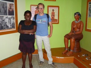 Mit Harriet im Ankole-Museum. Sie war ganz fasziniert von und überrascht über die hier früher übliche Damenoberbekleidung, die hier dargestellt ist, weswegen wir auch hier posiert haben :-)