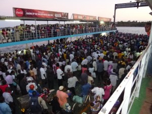 Der Stadtkern von Mombasa liegt auf einer Insel, die aber von drei Seiten vom Festland umgeben ist. Im Westen und Norden gibt es jeweils eine Brücke. Da im Süden der Insel der wichtigste Hafen von Kenia ist und viele große Schiffe vor der Küste entlang fahren, gibt es hier keine Brücke, sondern Fähren im 20-Minuten-Takt. Für Fußgänger*innen ist die Fahrt kostenlos.